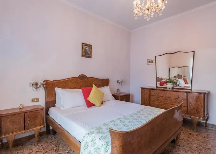 Warm In Ancient Building In Vatican-p S Pietro Apartament Rzym